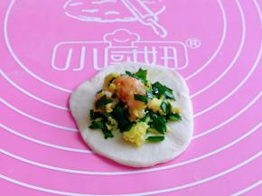 取一张饺子皮，放上馅料。