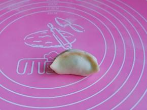 按自己喜欢的方式包起来，我包的饺子馅比较大，圆嘟嘟的。