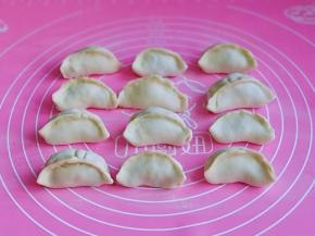 依次包好的饺子，我做的比较多，一次吃不完可以速冻起来，之后想吃的时候煮，蒸，煎都可以。