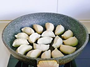 平底锅中刷上一层食用油，摆放上包好的饺子，小火煎饺子。
