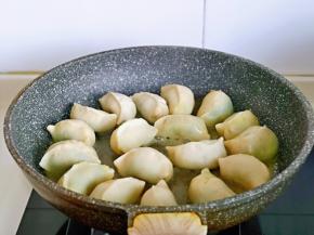 顺着锅边倒入半小碗纯净水，盖上盖子中小火将水分烧干即可。