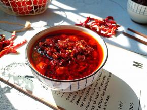 阳光下的香菇牛肉酱色泽更加地诱人！