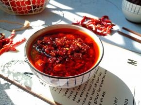 阳光下的香菇牛肉酱色泽更加地诱人！