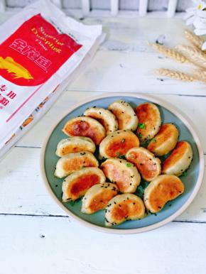 饺子底部脆嫩焦香的外壳，味道真是美极了～