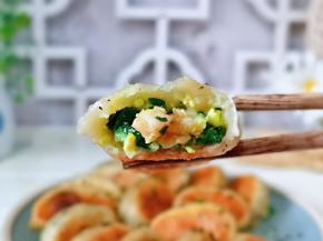 迫不及待尝了一个，筋道的饺子皮，鲜美的馅料顿时冲击了我的味蕾，口感爽滑有弹性。