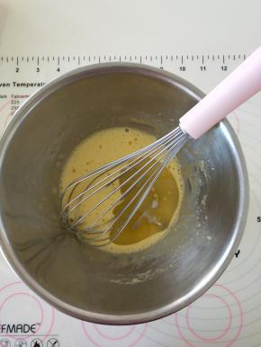 3、然后加入油，奶混合均匀。
