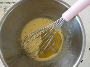 3、然后加入油，奶混合均匀。
