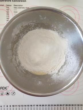 4、加入低筋面粉拌匀，如果有颗粒可以过筛。
