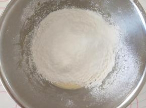 4、加入低筋面粉拌匀，如果有颗粒可以过筛。
