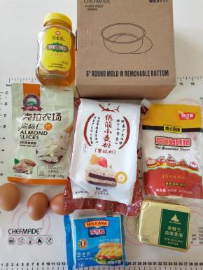 1、材料备齐。鸡蛋要冰的，低粉过筛备用
。
