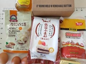 1、材料备齐。鸡蛋要冰的，低粉过筛备用
。
