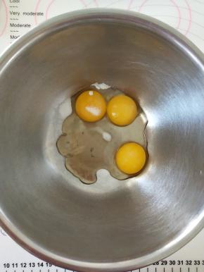 2、蛋黄蛋白分离后将蛋白放入冰箱冷冻里冰冻片刻，冻到盆子边缘有冰碴即可。这个时候来做蛋黄糊。蛋黄，细砂糖，蜂蜜混合乳化均匀。
