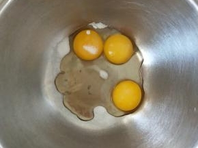 2、蛋黄蛋白分离后将蛋白放入冰箱冷冻里冰冻片刻，冻到盆子边缘有冰碴即可。这个时候来做蛋黄糊。蛋黄，细砂糖，蜂蜜混合乳化均匀。
