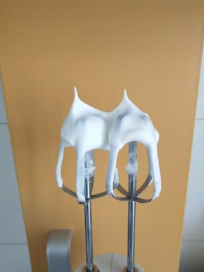 5、取出蛋白，加入柠檬汁后，分3次加糖打发到尖勾的状态。
