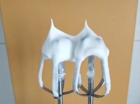 5、取出蛋白，加入柠檬汁后，分3次加糖打发到尖勾的状态。
