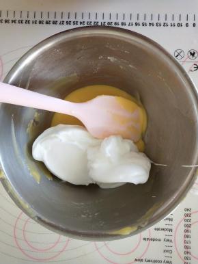 6、去1/3蛋白与蛋黄糊混合，用切拌和翻拌的手法混合均匀。
