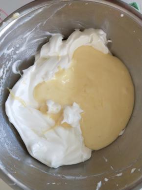 7、然后再和剩余的蛋白混合均匀。
