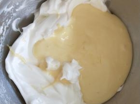 7、然后再和剩余的蛋白混合均匀。
