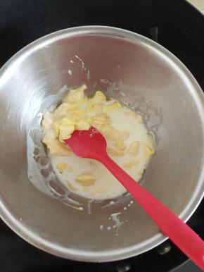 11、将奶酪酱所有材料放入盆中隔水加热融化成液体状。
