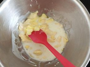 11、将奶酪酱所有材料放入盆中隔水加热融化成液体状。
