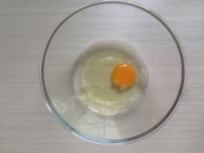 鸡蛋、油和水放进打蛋盆里