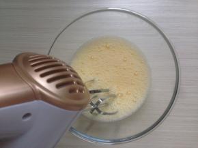 用电动打蛋器打到出现很多细细的泡泡