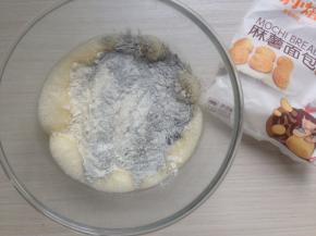 将已经提前混合的竹炭粉和麻薯预拌粉倒入盆里