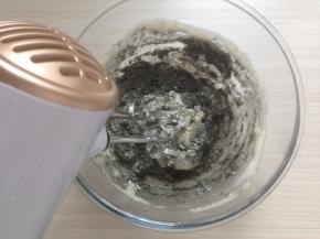 先拌一下，待均匀后再用电动打蛋器搅拌，防止粉末飞溅