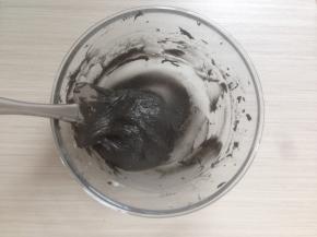 大概搅拌一两分钟，用刮刀再拌一下成团，至光亮顺滑的状态