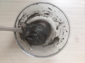 大概搅拌一两分钟，用刮刀再拌一下成团，至光亮顺滑的状态