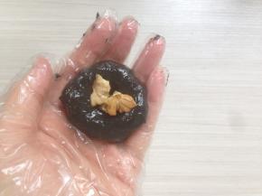 分成8份，每一份放入核桃仁，这一个步骤一定要戴上一次性手套抹油操作哟