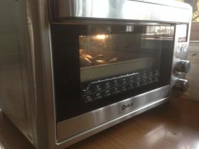 放入已经提前预热到175度的烤箱，烘烤25分钟左右。