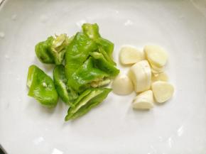 青辣椒切块、蒜切末备用。