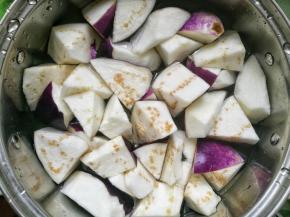 茄子去皮切块泡盐水中防氧化。