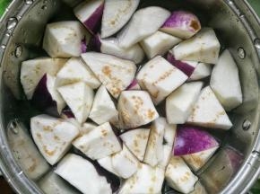 茄子去皮切块泡盐水中防氧化。