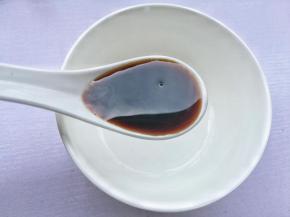 调料汁：碗中加两勺生抽，