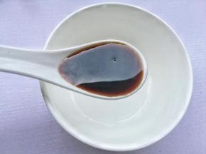 调料汁：碗中加两勺生抽，