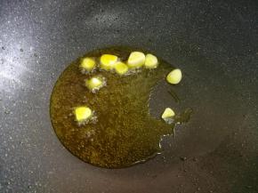 锅内放入适量的油，油温五六成热时，加入大蒜爆香。