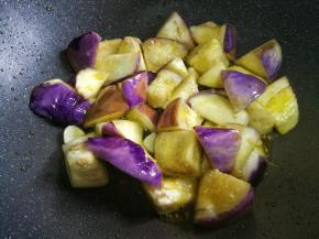 放入茄子炸至茄子表面金黄。