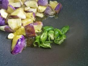 加入辣椒翻炒。