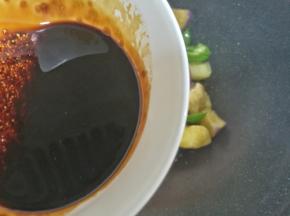 倒入料汁煮开。