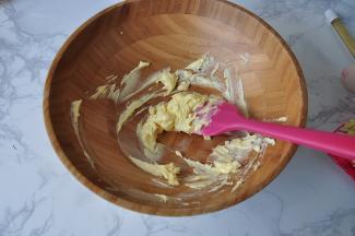 将黄油提前从冰箱中取出，在室温下软化，用橡皮刮刀将黄油搅拌至柔软顺滑。