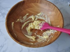 将黄油提前从冰箱中取出，在室温下软化，用橡皮刮刀将黄油搅拌至柔软顺滑。