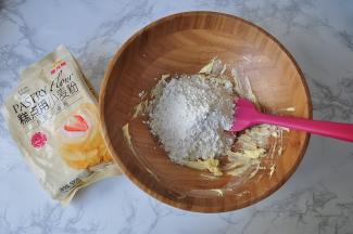 将低筋面粉过筛放入黄油盆中。用刮刀或者用手将将材料搓成细碎颗粒状，然后加入鸡蛋黄、糖、盐、水混合。