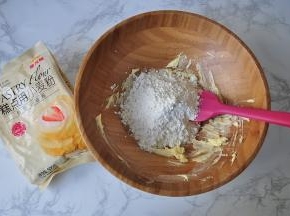 将低筋面粉过筛放入黄油盆中。用刮刀或者用手将将材料搓成细碎颗粒状，然后加入鸡蛋黄、糖、盐、水混合。