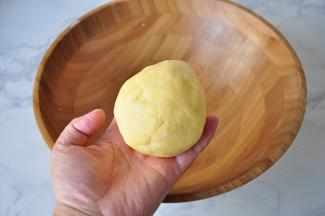 搅拌至充分后，捏成团，放冰箱冷藏至少1小时以上。派皮刚揉成团时很湿润，不用担心，冷藏后就会变硬好操作。这一步一定要注意，不要过度搅拌，否则面粉会起筋，影响派皮的口感。我用的是金龙鱼粒点用小麦粉，它采用100%的进口小麦，适合做蛋糕、饼干、曲奇、各式挞、派等等。面粉筋度低，口感好，非常容易成功，让人有成就感，您也可以试试。