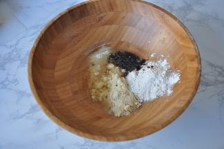 准备馅料：杏仁粉40克 金龙鱼糕点用小麦粉30克 红糖8克 泡打粉2.5克 葵花籽油20克 蜂蜜18克 水30克 将馅料部分的材糖放在盆中，杏仁粉、低筋面粉、泡打粉要混合过筛，然后倒入蜂蜜、红糖、葵花籽油、水混合搅拌均匀成液体状。