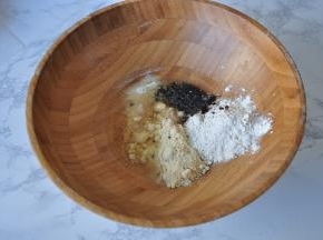 准备馅料：杏仁粉40克 金龙鱼糕点用小麦粉30克 红糖8克 泡打粉2.5克 葵花籽油20克 蜂蜜18克 水30克 将馅料部分的材糖放在盆中，杏仁粉、低筋面粉、泡打粉要混合过筛，然后倒入蜂蜜、红糖、葵花籽油、水混合搅拌均匀成液体状。
