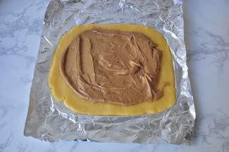 取油纸或者锡纸，将派皮擀开，大约厚度在2mm左右，铺入馅料。擀派皮的时候下面要放油纸或锡纸，这样才能将派完整的移入烤盘，您也可以直接将其在铺了油纸或锡纸的烤盘中擀制。