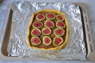 派皮在馅料铺好时边缘向上略折收口，以防无果果在加热后会有果汁流出，然后在上面摆放切成片的无花果。您也可以选用自已喜欢的其它水果尝试，如啤梨、苹果、蓝莓等等